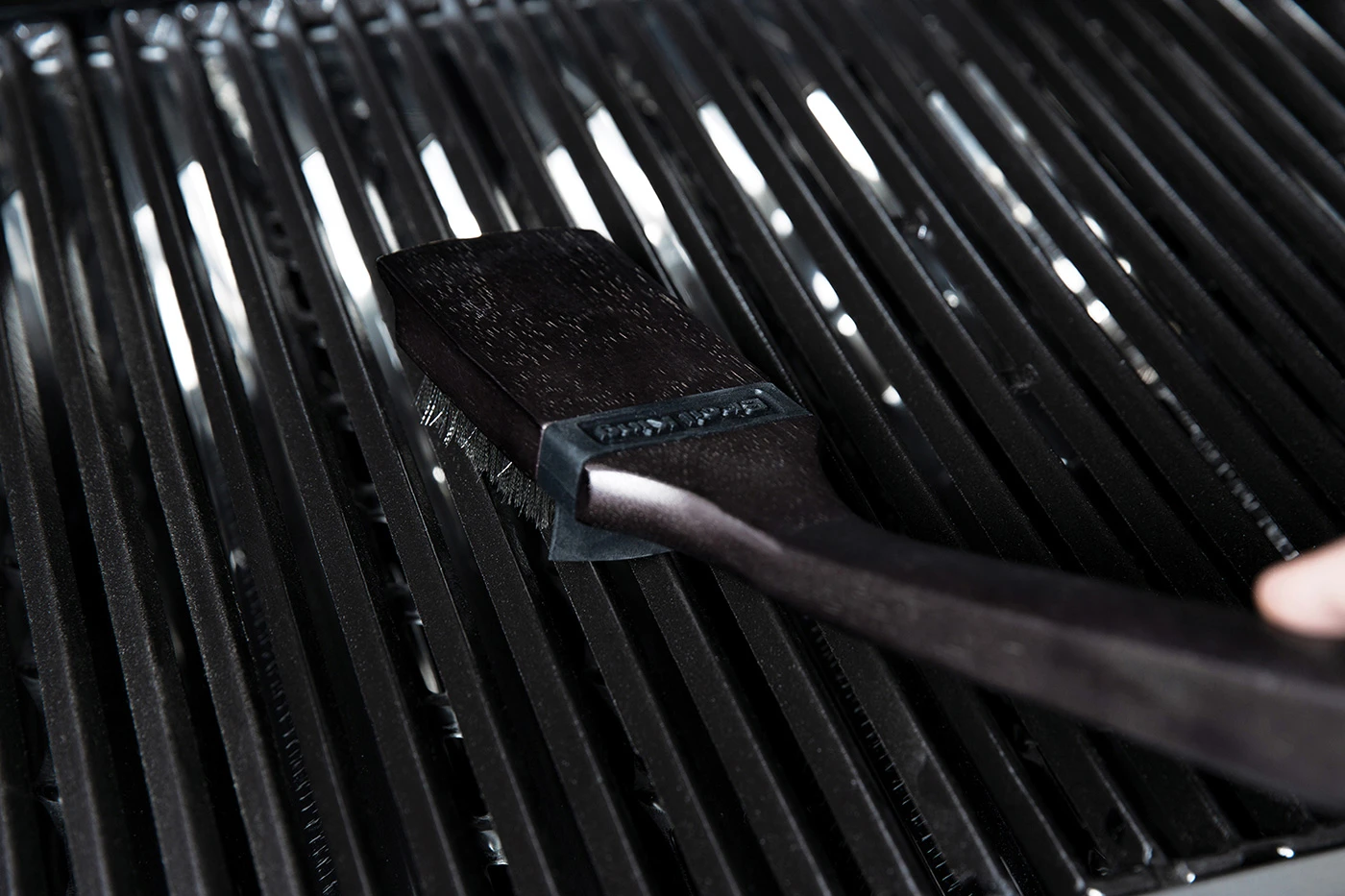 Broil King Holz Grillbürste 47cm Mit Edelstahlborsten + Spritzschutz 1 Broil King Holz Grillbürste 47cm Mit Edelstahlborsten + Spritzschutz