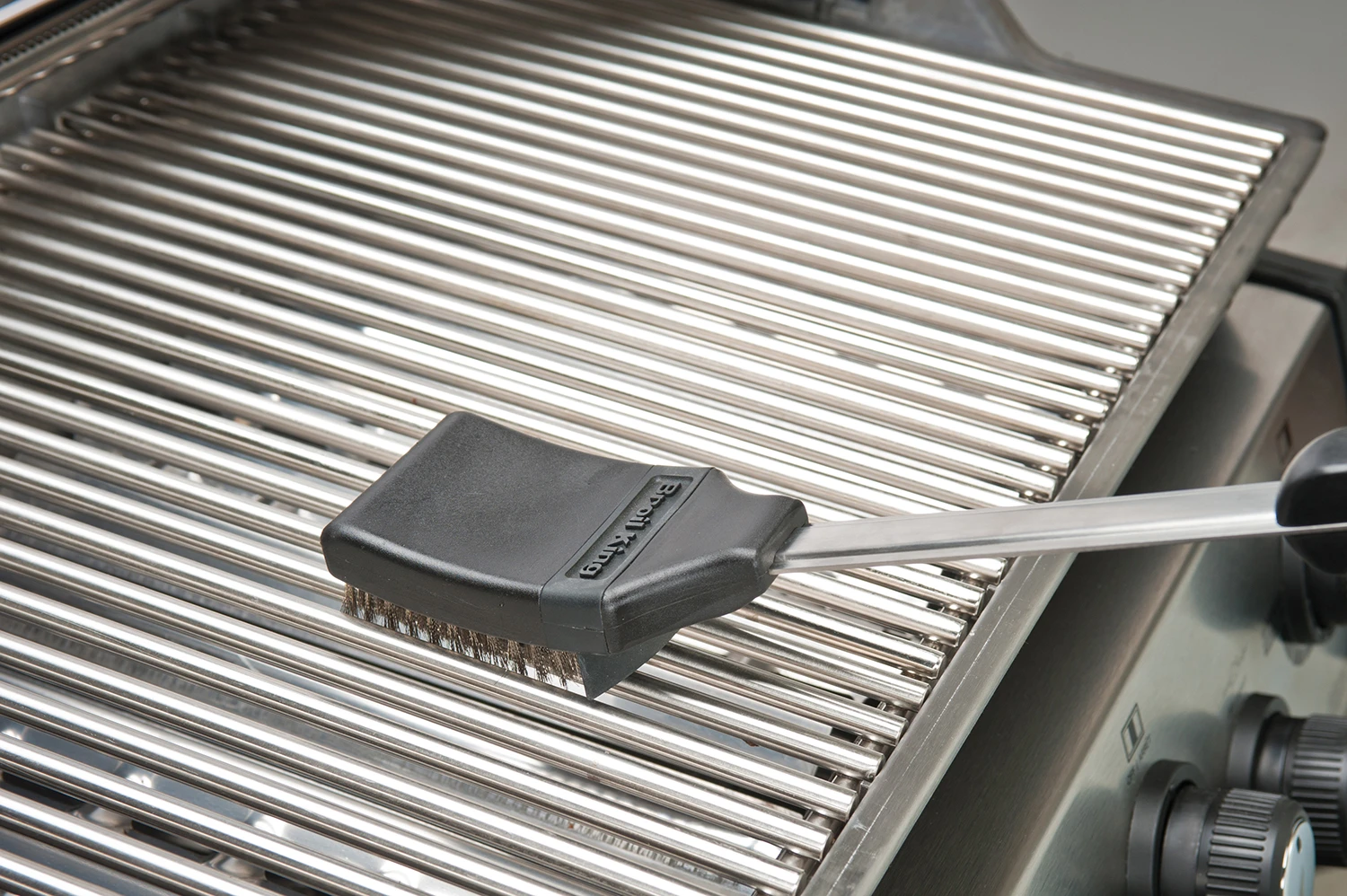 Broil King Grillbürste 47cm Edelstahlborsten Mit Spritzschutz + Ersatzkopf 3 Broil King Grillbürste 47cm Edelstahlborsten Mit Spritzschutz + Ersatzkopf – Bild 3