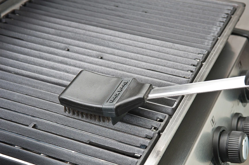 Broil King Grillbürste 47cm Edelstahlborsten Mit Spritzschutz + Ersatzkopf 4 Broil King Grillbürste 47cm Edelstahlborsten Mit Spritzschutz + Ersatzkopf – Bild 4