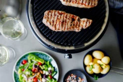 Cobb Grill Premier+ Gas Deluxe Gasgrill 30mbar - Modell 2023 -Küche Zu Hause Cobb Premier Plus Deluxe Gasgrill Lifestyle 1