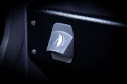 Napoleon Rogue SE 525 Gasgrill - All-black - Mit Sizzle Zone Und Heckbrenner - Grillfürst Edition - X-DEAL Inkl. Abdeckhaube, Gussplatte Und Drehspieß-Set - Modell 2022 -Küche Zu Hause Flaschenoeffner all black