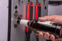 Grillfürst G521E 5-Brenner Edelstahl-Gasgrill - 1. FC Köln Edition - Edelstahlroste -Küche Zu Hause Koeln Grill Flaschenoeffner Unterschrank Tuer 1