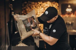 Moesta Pelletgrill Sheriff Inklusive Bambus Ablagebrett - Modell 2023 -Küche Zu Hause Moesta Sheriff Pelletgrill pellets einfuellen 10593