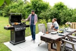 Napoleon Rogue 425 Gasgrill Mit Seitenbrenner Und Heckbrenner Inkl. Drehspieß -Küche Zu Hause Napoleon Gasgrill Rogue 425 Hero Lifestyle 01