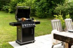 Napoleon Rogue 425 Gasgrill Mit Seitenbrenner Und Heckbrenner Inkl. Drehspieß -Küche Zu Hause Napoleon Gasgrill Rogue 425 Hero Lifestyle Drehspiess