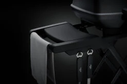 Napoleon Phantom TravelQ PRO285X Kompakt Gasgrill, Mattschwarz - Mit Klappbarem Wagen Inkl. Warmhalterost - Modell 2023 -Küche Zu Hause Napoleon Phantom TravelQ PRO285X Seitenablagen