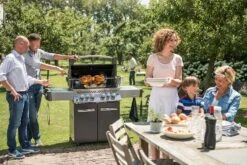 Napoleon Prestige 500 Gasgrill, Charcoal Grau - Mit Safety Glow - X-DEAL Inkl. Grillthermometer, Schneidebrett Und Windschild Für SIZZLE ZONE -Küche Zu Hause Napoleon Prestige 500 grau p500grey lifestyle 1