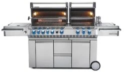 Napoleon Prestige Pro 825-3 Edelstahl Gasgrill Inkl. Drehspieß Und Bodenbeleuchtung - Modell 2023 - SMART Deal Inkl. Grillfürst Grill Control Mit Companion Device Und Einstichthermometer -Küche Zu Hause Napoleon Prestige Pro 825 Gasgrill offen
