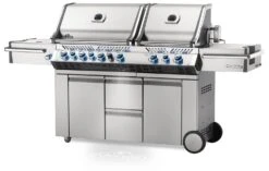 Napoleon Prestige Pro 825-3 Edelstahl Gasgrill Inkl. Drehspieß Und Bodenbeleuchtung - Modell 2023 - SMART Deal Inkl. Grillfürst Grill Control Mit Companion Device Und Einstichthermometer -Küche Zu Hause Napoleon Prestige Pro 825 Gasgrill seitlich