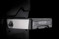 Napoleon Rogue SE 625 Edelstahl Gasgrill Mit Sizzle Zone Und Heckbrenner - Modell 2023 -Küche Zu Hause Napoleon Rogue SE Seitenablage mit Logo