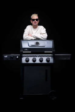 Napoleon Freestyle 425 Gasgrill - Mit Sizzle Zone - Limited Robin Schulz Barbecue Edition - Inkl. Mega Zubehörpaket -Küche Zu Hause Napoleon und DJ Robin Schulz Freesystel Sonderedition