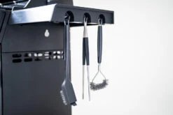 Outdoorchef Dualchef 425 G BZ Gasgrill Mit BLAZING ZONE Infrarotbrenner -Küche Zu Hause Outdoorchef Dualchef 425G BZ Detail Besteckhalter