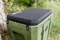 Petromax Kühlbox 50 Liter Oliv - Inkl. Sitzkissen, Haft-Unterlage Und Einsatzkorb -Küche Zu Hause Petromax Kuehlbox olive Sitzkissen kx50