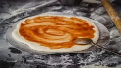 Grillfürst Pizzastein 33 Cm Mit Pizzablech 16 Grillfürst Pizzastein 33 Cm Mit Pizzablech -Küche Zu Hause Pizzablech Teig Tomatensauce