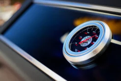 Rösle Videro G4-S VARIO+ Schwarz Gasgrill - FC Bayern Edition -Küche Zu Hause Roesle FC Bayern Gasgrill Logo Deckelthermometer