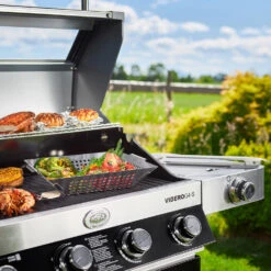 Rösle Gasgrill Videro G4-S VARIO+ Schwarz - Modell 2023 - SMART Deal Inkl. Grillfürst Grill Control + Abdeckhaube Und Grillplatte -Küche Zu Hause Roesle Gasgrill Videro G4 S Mood Grillflaeche