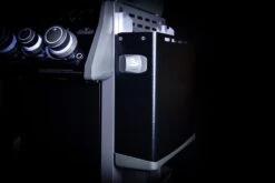 Napoleon Rogue SE 525 Gasgrill - All-black - Mit Sizzle Zone Und Heckbrenner - Grillfürst Edition - X-DEAL Inkl. Abdeckhaube, Gussplatte Und Drehspieß-Set - Modell 2022 -Küche Zu Hause Seitenablage abgeklappt all black