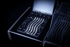 Napoleon Rogue SE 525 Gasgrill - All-black - Mit Sizzle Zone Und Heckbrenner - Grillfürst Edition - X-DEAL Inkl. Abdeckhaube, Gussplatte Und Drehspieß-Set - Modell 2022 -Küche Zu Hause Sizzle Zone All Black