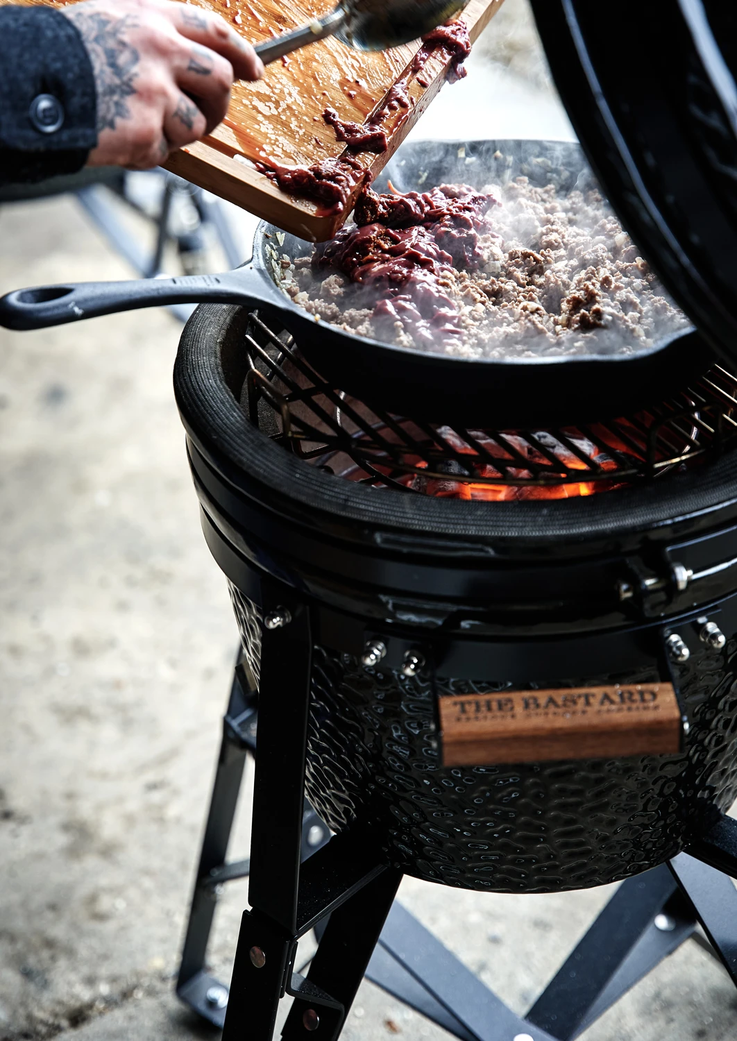 The Bastard Keramikgrill Classic Compact - Schwarz Glänzend - Modell 2023 1 The Bastard Keramikgrill Classic Compact - Schwarz Glänzend - Modell 2023