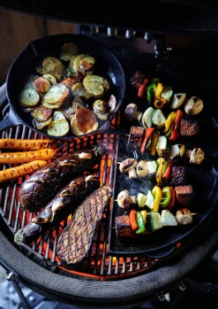 The Bastard Keramikgrill Urban Medium - Complete - Schwarz Matt - Modell 2023 17 The Bastard Keramikgrill Urban Medium - Complete - Schwarz Matt - Modell 2023 -Küche Zu Hause The Bastard Medium Grillflaeche Pfanne