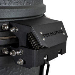 The Bastard Keramikgrill VX Medium - Complete - Schwarz Matt - Modell 2023 -Küche Zu Hause The Bastard VX Medium Detail Deckelschanier