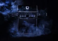 Napoleon Rogue SE 525 Gasgrill - All-black - Mit Sizzle Zone Und Heckbrenner - Grillfürst Edition - X-DEAL Inkl. Abdeckhaube, Gussplatte Und Drehspieß-Set - Modell 2022 -Küche Zu Hause napoleon rogue se all black limited
